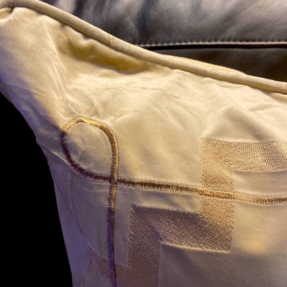 WATERFORD EURO SHAM
26in × 26in (66 cm x 66 cm)
Fits pillow: 26in x 26in NWT - Picture 3 of 9